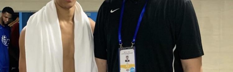 体格差距大！湖人中锋贾克森-海斯IG晒与姚明的合影