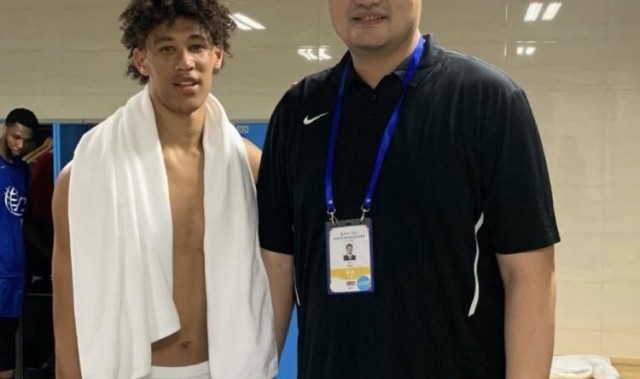 体格差距大！湖人中锋贾克森-海斯IG晒与姚明的合影